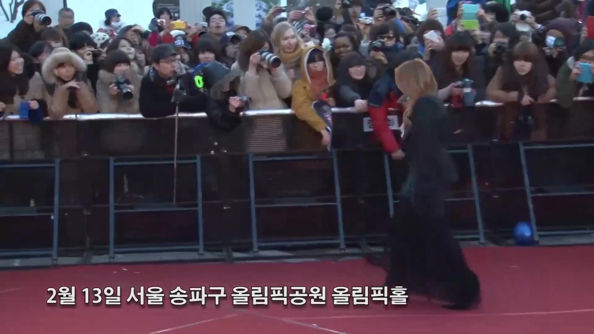 130213 에일리 -파격적인 가슴 부각 드레스